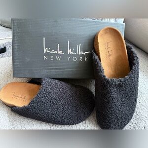 New in Box (no tags) Nicole Miller Black Size 9 Slides